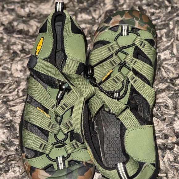 Keen Black and Green Footwear - Picture 6 of 8